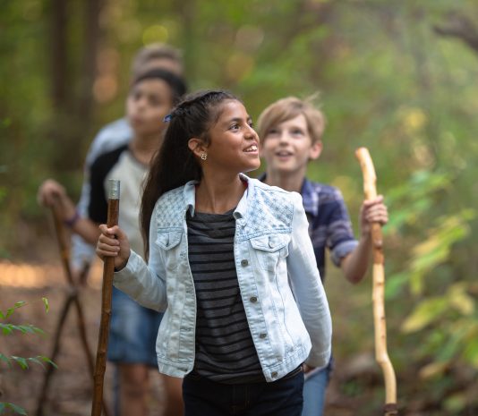 Groupe d'enfants en nature